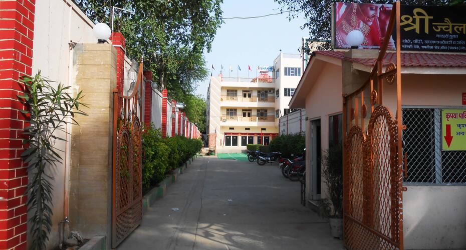 Hotel Sarang International, Banda 2